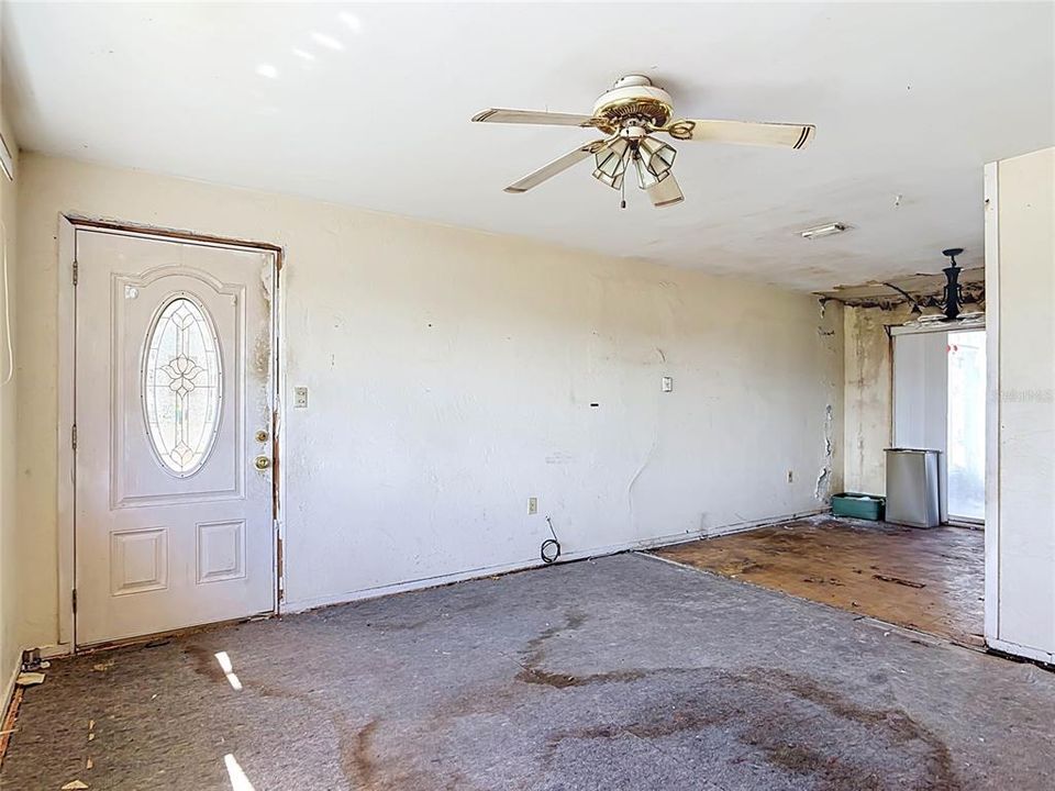 For Sale: $199,900 (2 beds, 1 baths, 700 Square Feet)