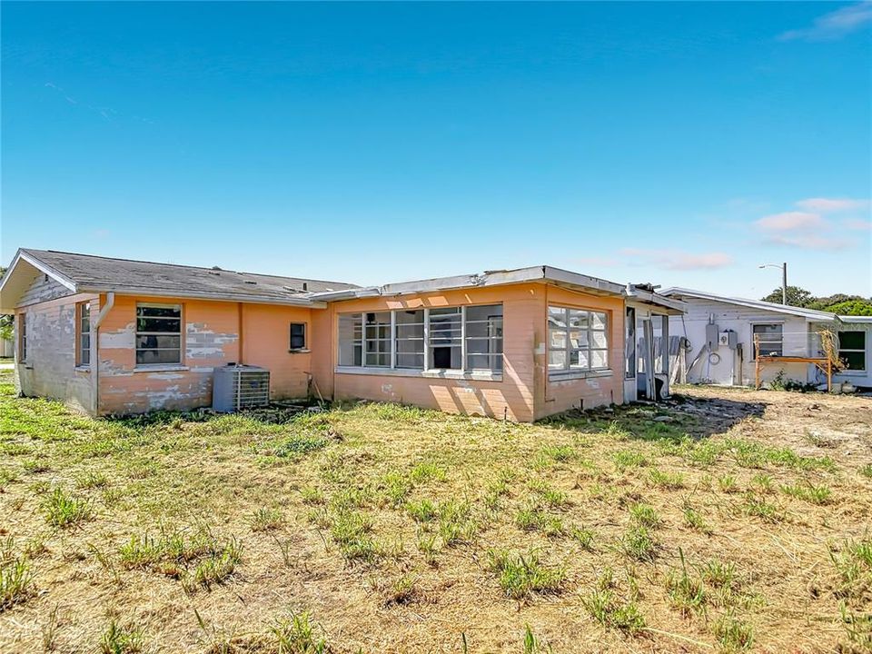 For Sale: $199,900 (2 beds, 1 baths, 700 Square Feet)