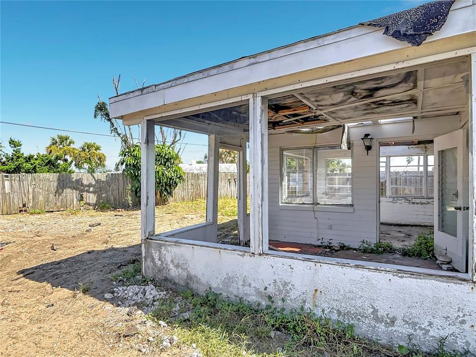 For Sale: $199,900 (2 beds, 1 baths, 700 Square Feet)