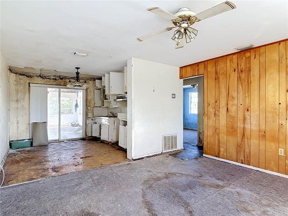 For Sale: $199,900 (2 beds, 1 baths, 700 Square Feet)