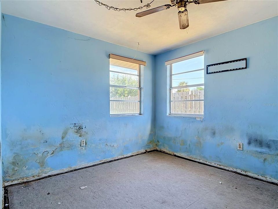 For Sale: $199,900 (2 beds, 1 baths, 700 Square Feet)