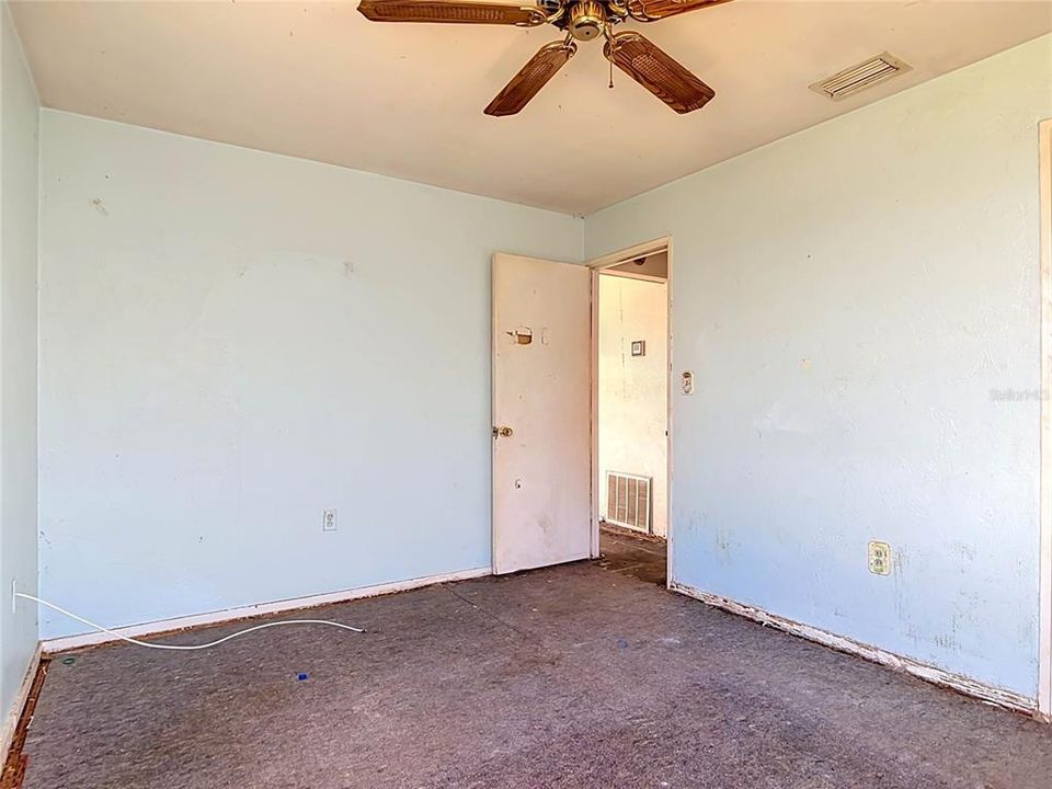 For Sale: $199,900 (2 beds, 1 baths, 700 Square Feet)