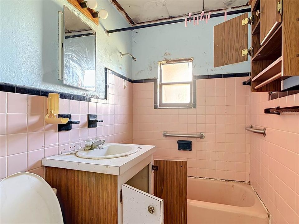 For Sale: $199,900 (2 beds, 1 baths, 700 Square Feet)