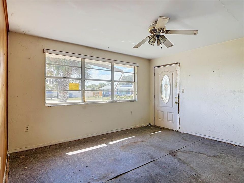 For Sale: $199,900 (2 beds, 1 baths, 700 Square Feet)