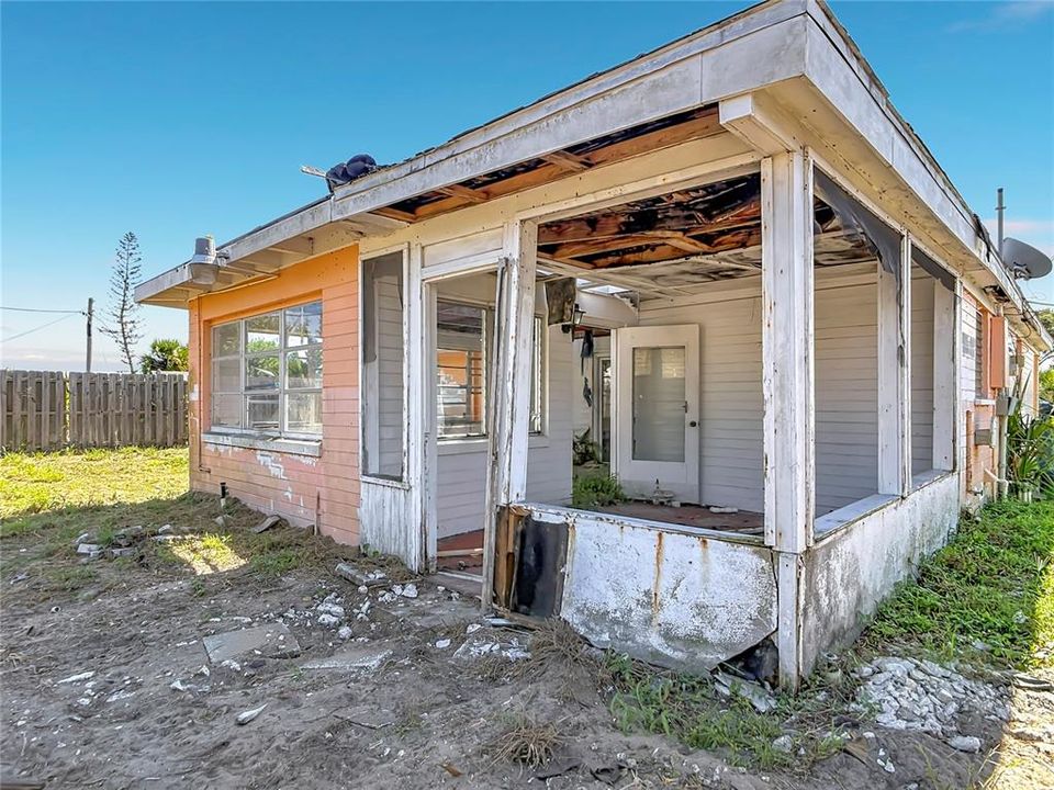 For Sale: $199,900 (2 beds, 1 baths, 700 Square Feet)