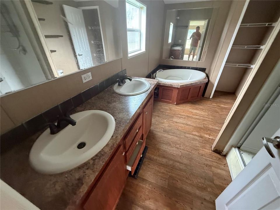 For Sale: $97,500 (4 beds, 2 baths, 1620 Square Feet)