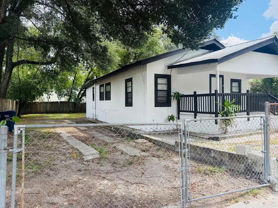 For Rent: $1,950 (3 beds, 1 baths, 1200 Square Feet)