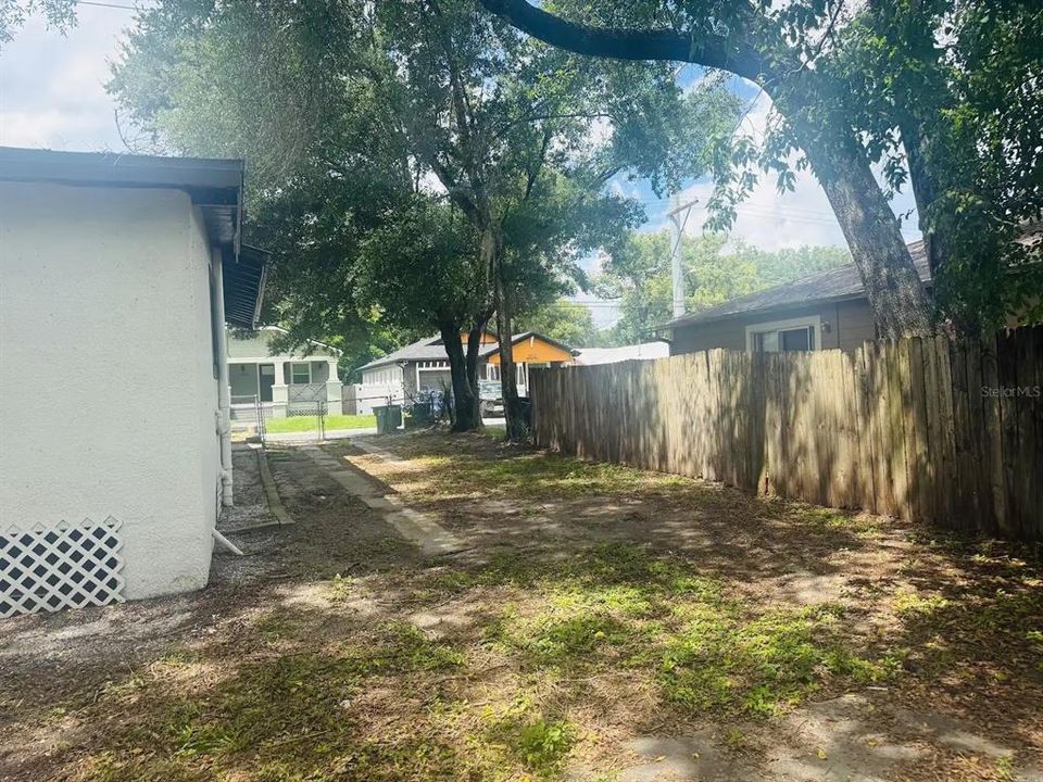 For Rent: $1,950 (3 beds, 1 baths, 1200 Square Feet)