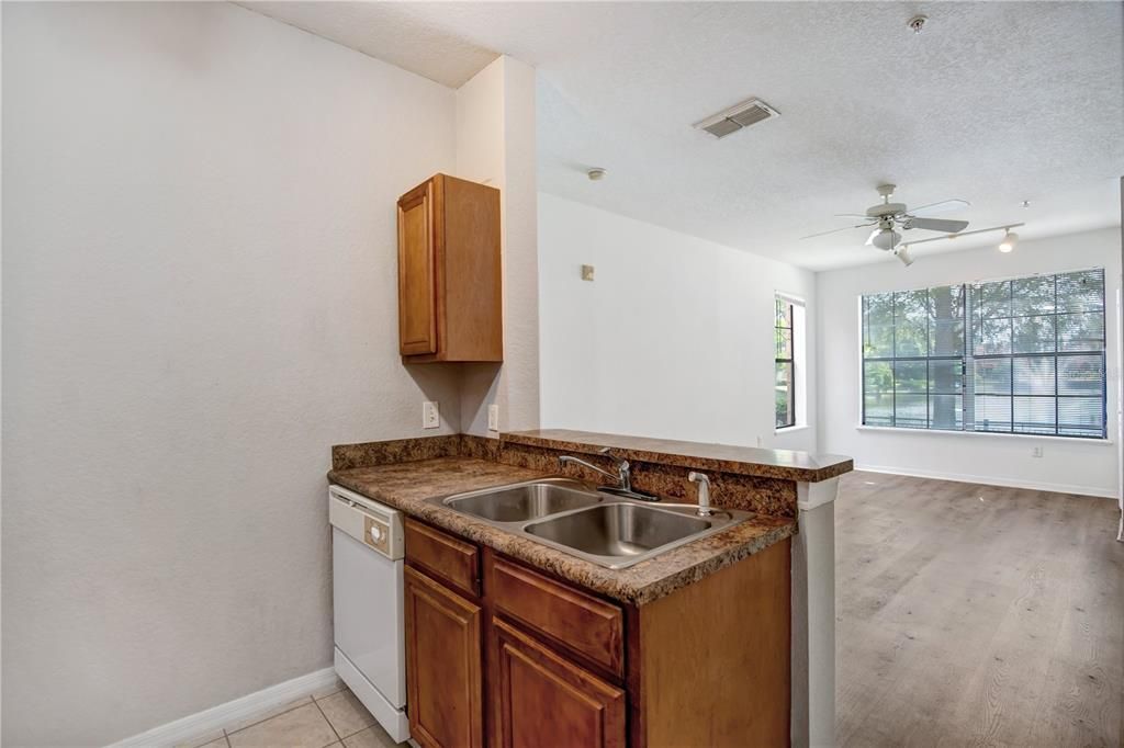 For Sale: $148,000 (1 beds, 1 baths, 641 Square Feet)
