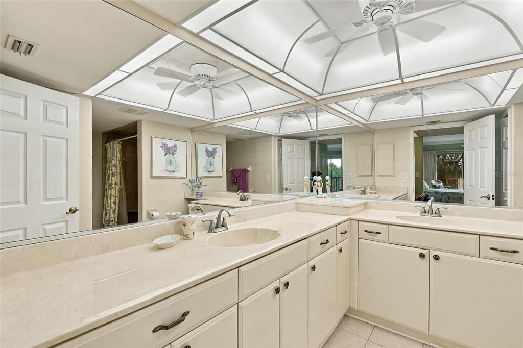 На продажу: $245,000 (2 спален, 2 ванн, 1398 Квадратных фут)