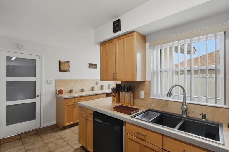 For Sale: $280,000 (3 beds, 2 baths, 1412 Square Feet)