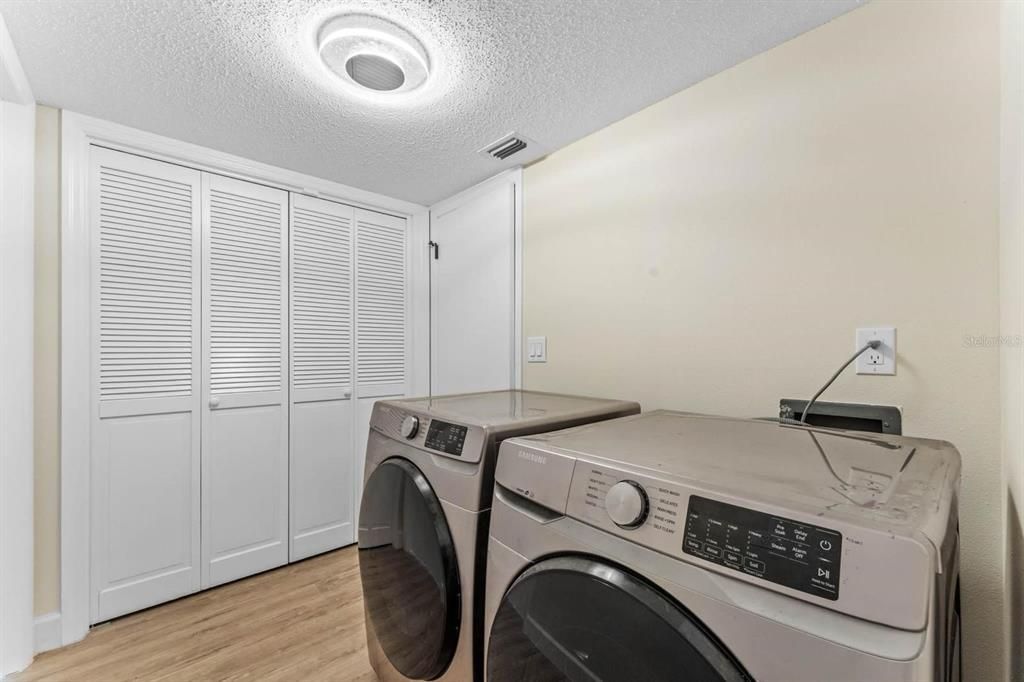 En Venta: $1,399,000 (4 camas, 3 baños, 2530 Pies cuadrados)