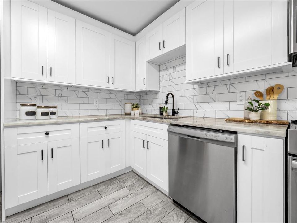 На продажу: $329,900 (4 спален, 2 ванн, 1426 Квадратных фут)