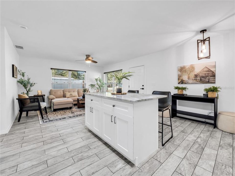 На продажу: $329,900 (4 спален, 2 ванн, 1426 Квадратных фут)