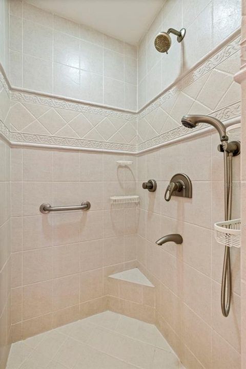 Activo con contrato: $485,000 (2 camas, 2 baños, 1324 Pies cuadrados)