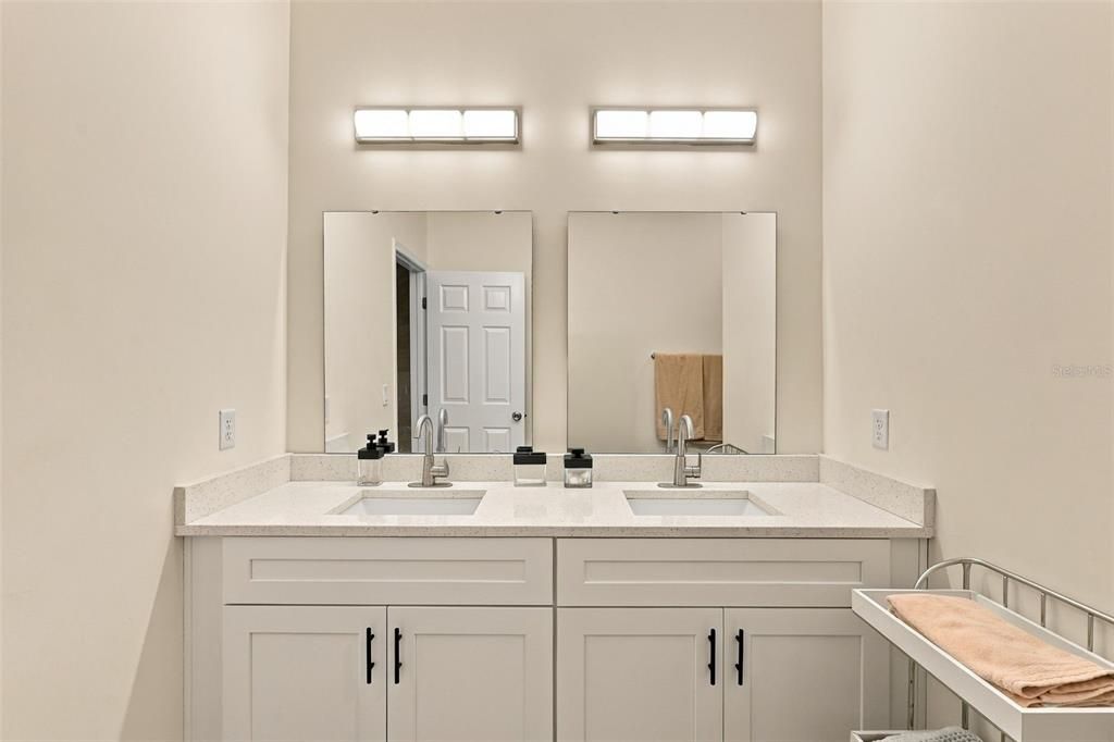 На продажу: $349,900 (4 спален, 2 ванн, 1670 Квадратных фут)