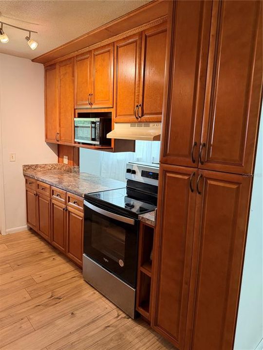 For Sale: $220,000 (3 beds, 2 baths, 975 Square Feet)