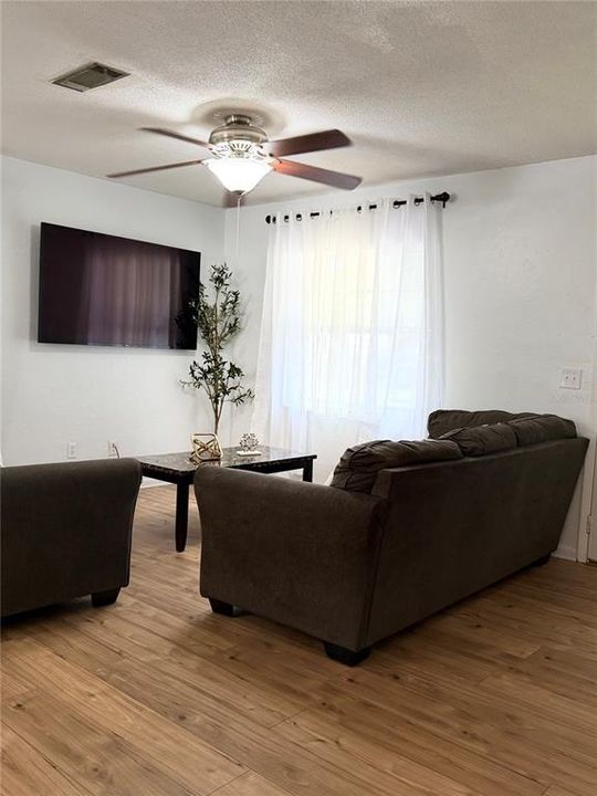 For Sale: $220,000 (3 beds, 2 baths, 975 Square Feet)