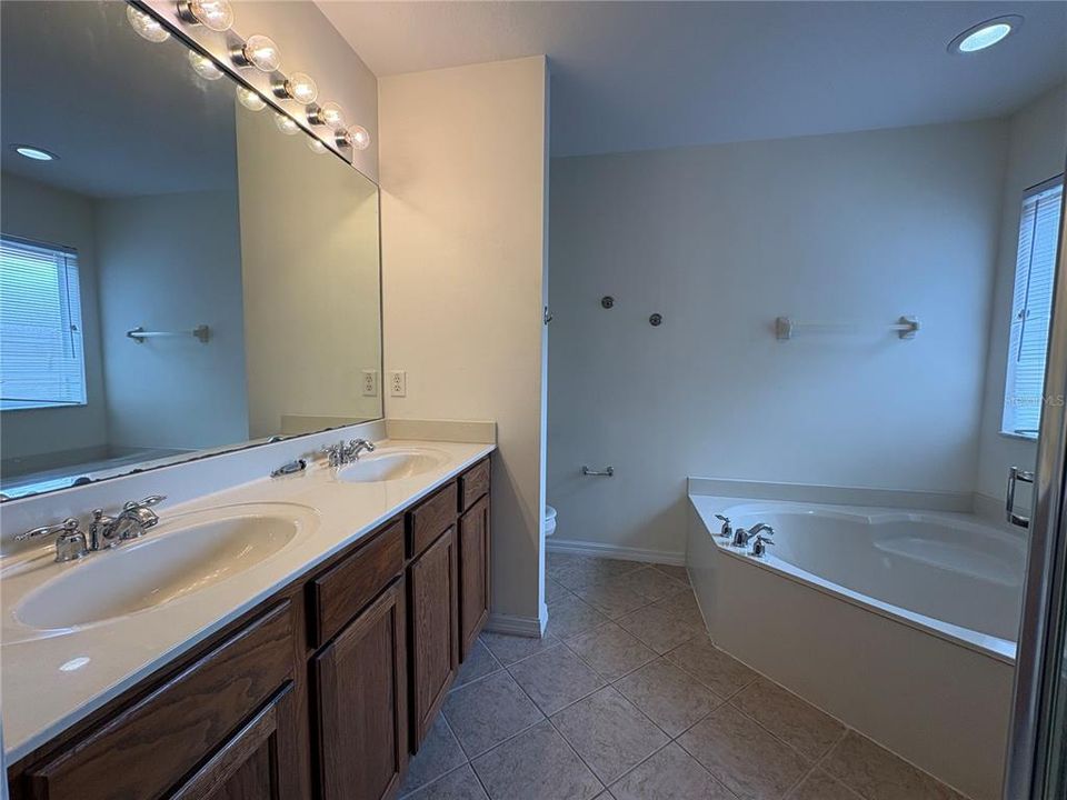 For Sale: $289,000 (3 beds, 2 baths, 1707 Square Feet)