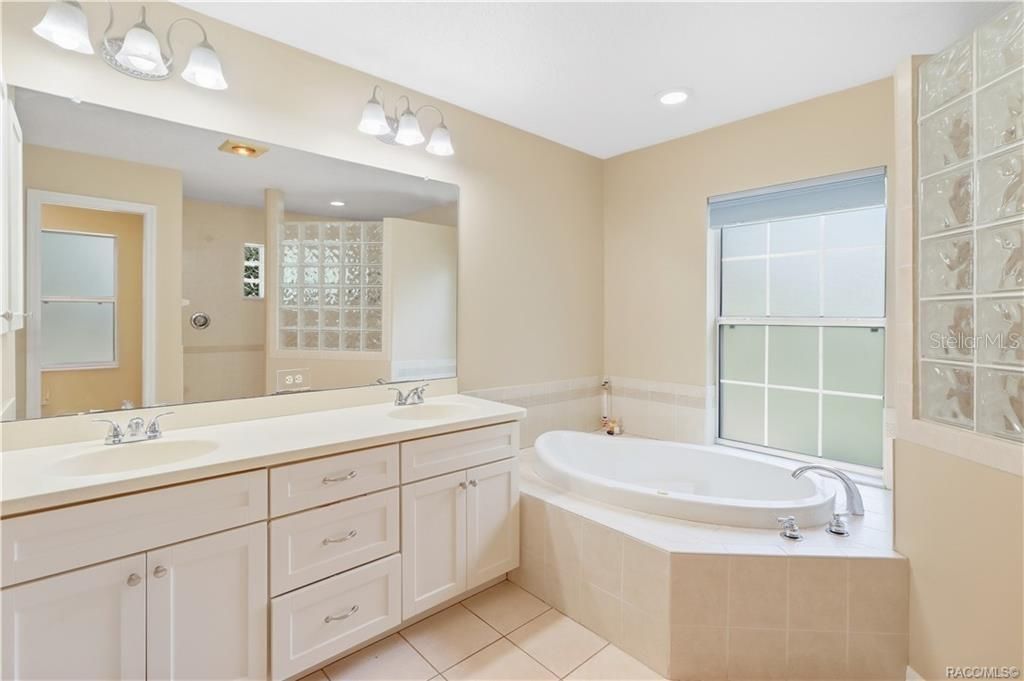 En Venta: $489,900 (4 camas, 2 baños, 2121 Pies cuadrados)