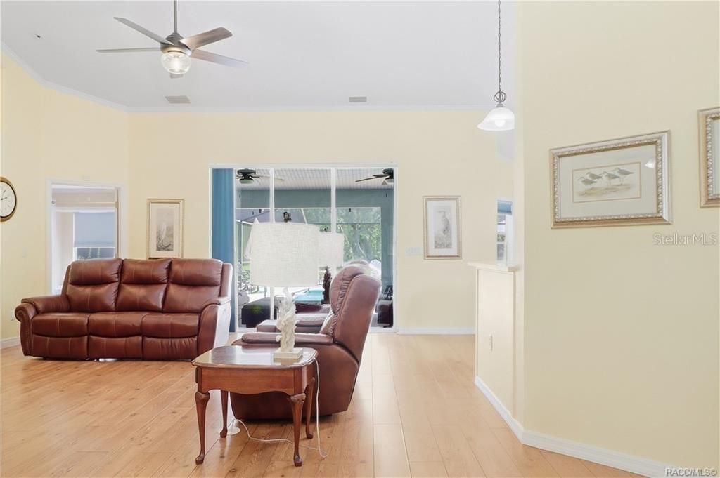 En Venta: $489,900 (4 camas, 2 baños, 2121 Pies cuadrados)