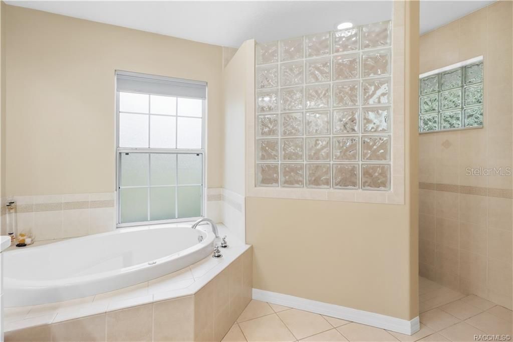 En Venta: $489,900 (4 camas, 2 baños, 2121 Pies cuadrados)