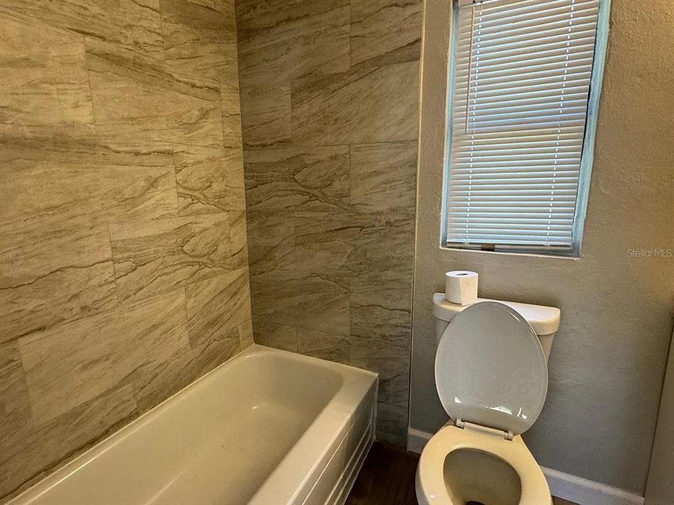 For Sale: $199,990 (2 beds, 1 baths, 682 Square Feet)