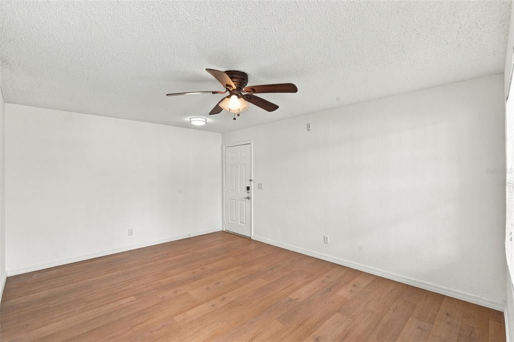 For Sale: $158,000 (1 beds, 1 baths, 754 Square Feet)