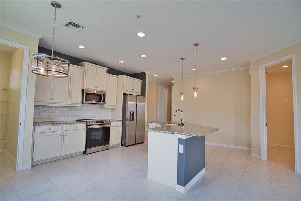 For Rent: $2,700 (3 beds, 2 baths, 1661 Square Feet)