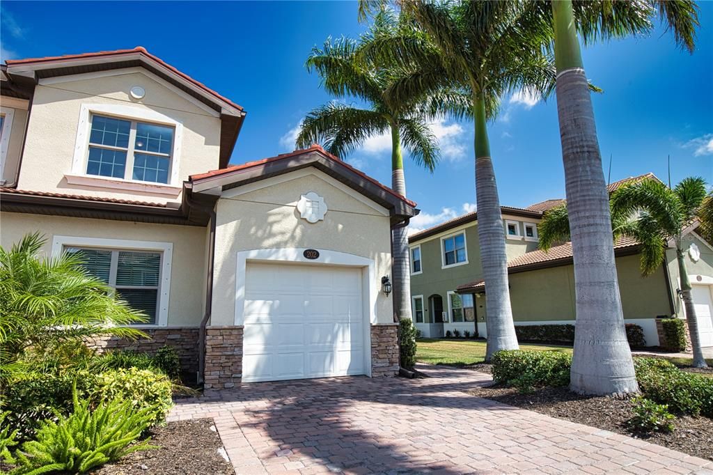 For Rent: $2,700 (3 beds, 2 baths, 1661 Square Feet)