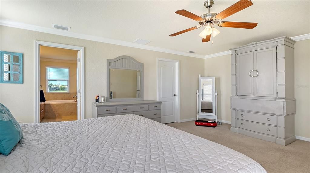 For Sale: $880,000 (6 beds, 4 baths, 3934 Square Feet)