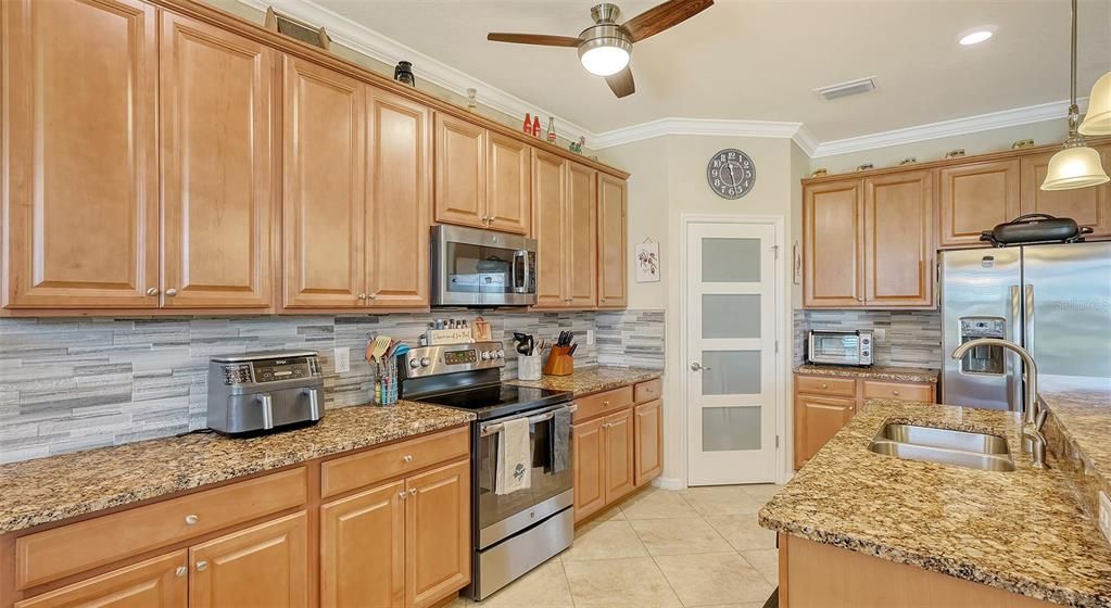For Sale: $880,000 (6 beds, 4 baths, 3934 Square Feet)