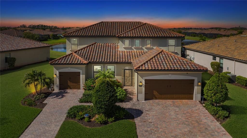 For Sale: $880,000 (6 beds, 4 baths, 3934 Square Feet)