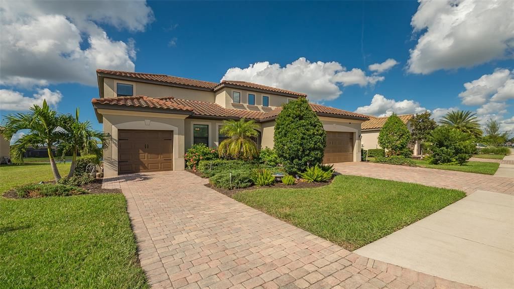 For Sale: $880,000 (6 beds, 4 baths, 3934 Square Feet)