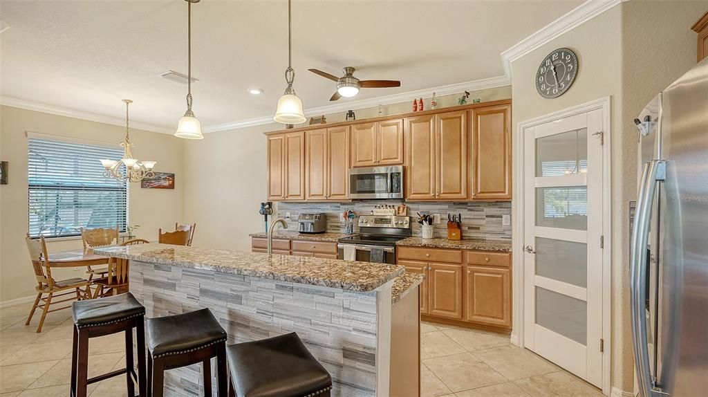 For Sale: $880,000 (6 beds, 4 baths, 3934 Square Feet)