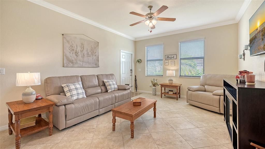 For Sale: $880,000 (6 beds, 4 baths, 3934 Square Feet)