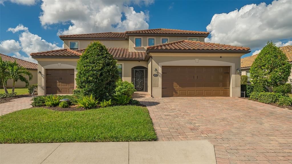 For Sale: $880,000 (6 beds, 4 baths, 3934 Square Feet)