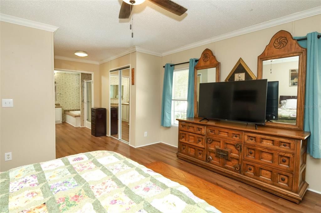 For Sale: $445,000 (6 beds, 4 baths, 3360 Square Feet)
