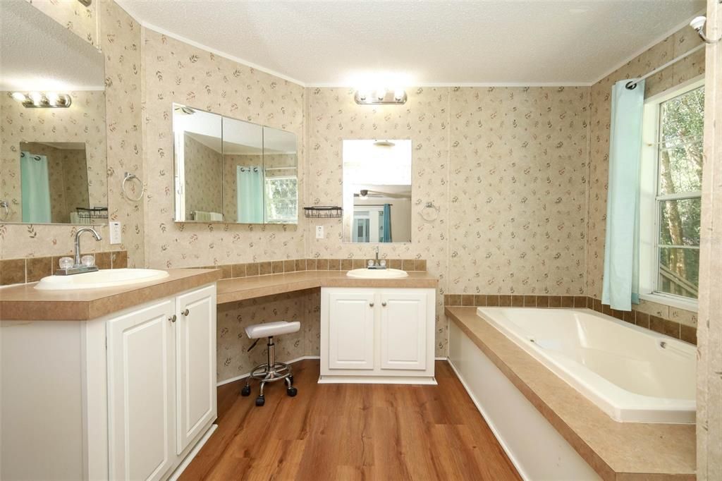 For Sale: $445,000 (6 beds, 4 baths, 3360 Square Feet)
