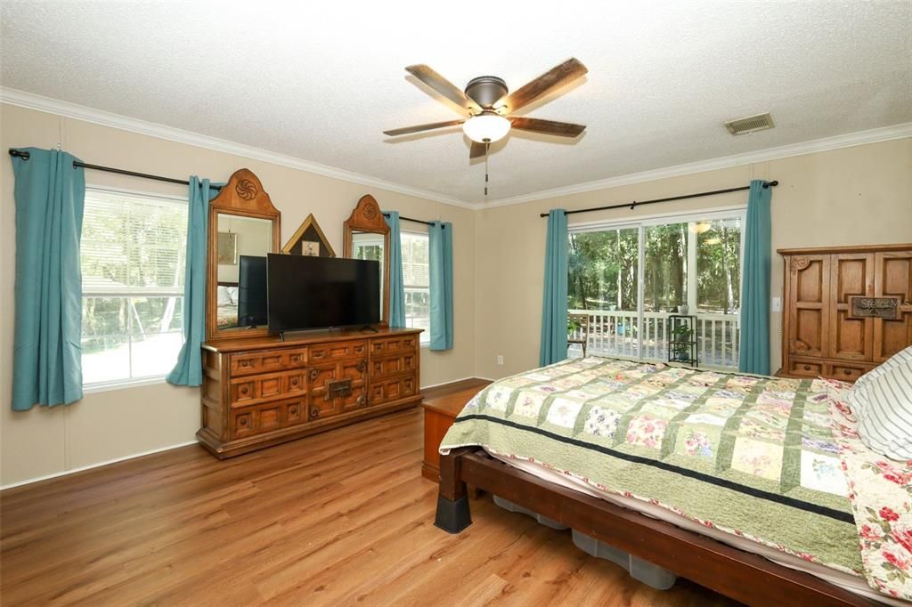 For Sale: $445,000 (6 beds, 4 baths, 3360 Square Feet)
