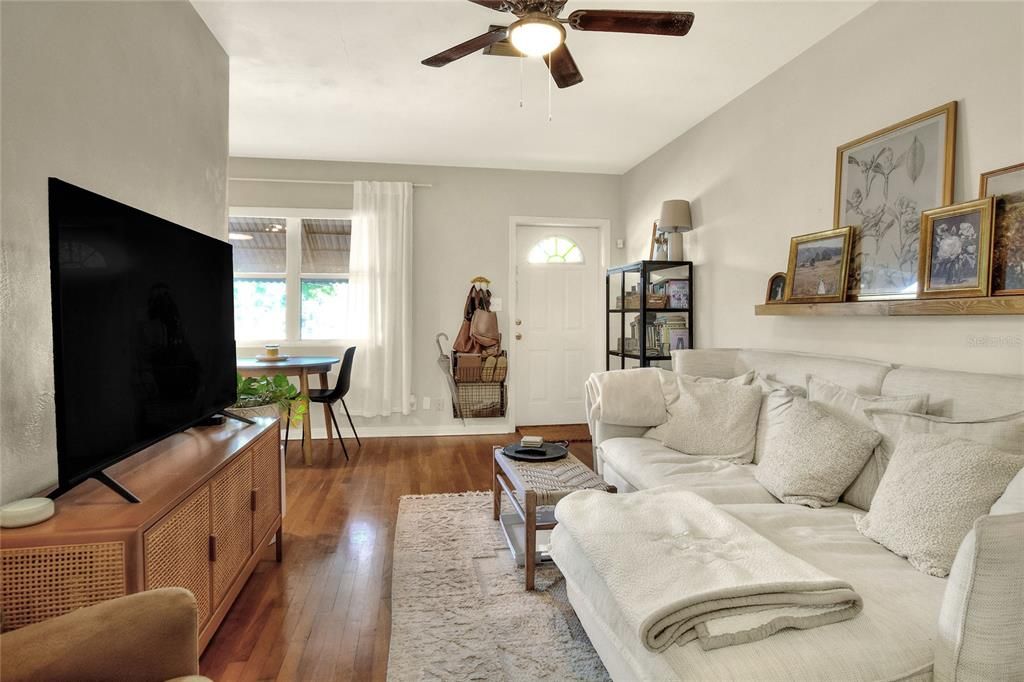 For Rent: $1,695 (2 beds, 1 baths, 800 Square Feet)