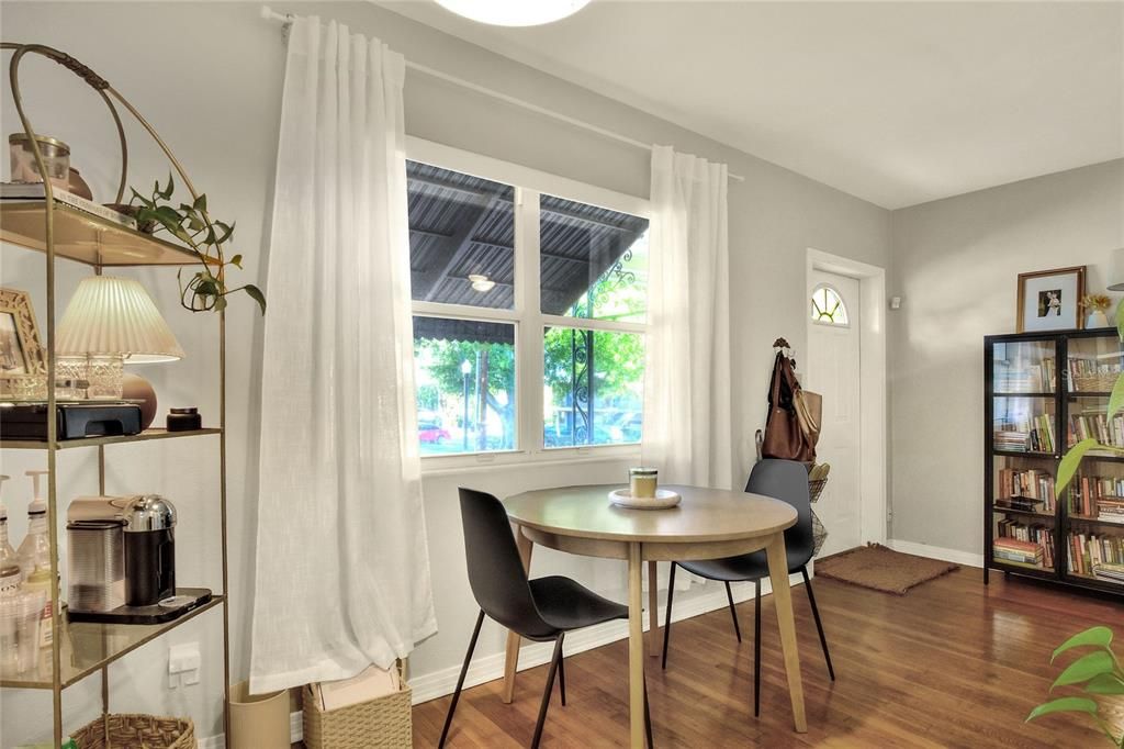 For Rent: $1,695 (2 beds, 1 baths, 800 Square Feet)