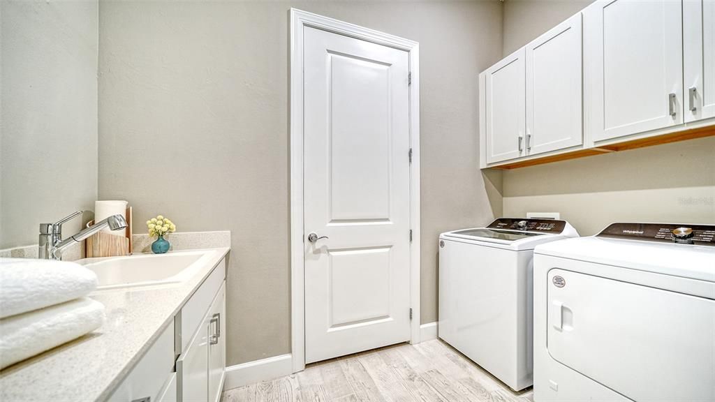 For Sale: $925,000 (3 beds, 3 baths, 2088 Square Feet)