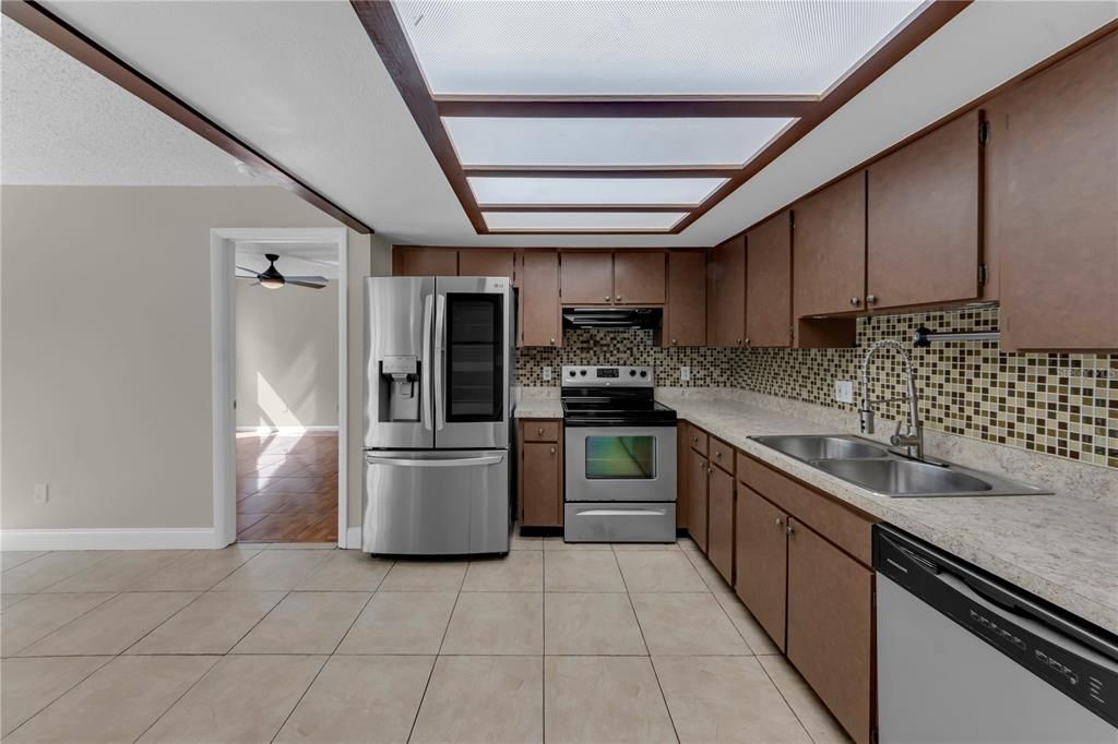 For Sale: $350,000 (3 beds, 2 baths, 1169 Square Feet)