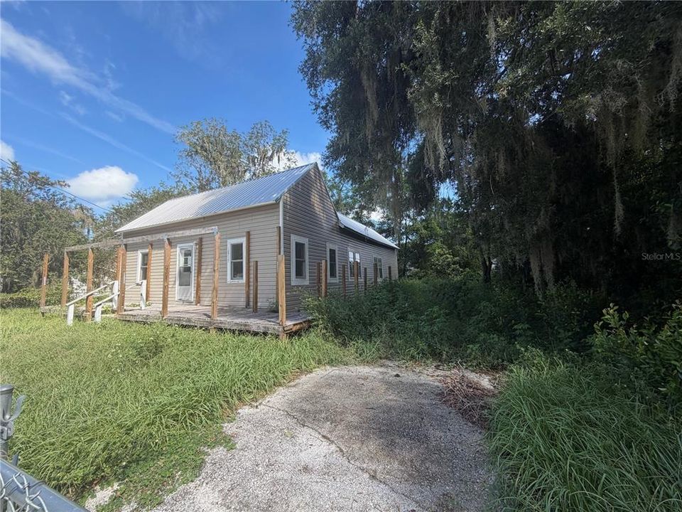 For Sale: $125,000 (3 beds, 2 baths, 1096 Square Feet)
