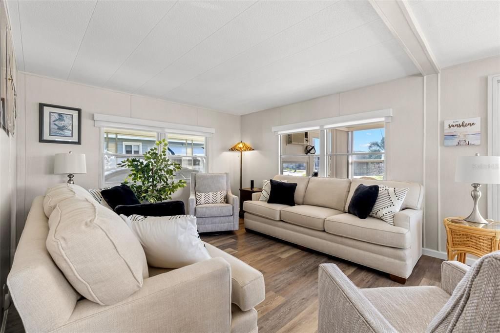 For Sale: $137,000 (2 beds, 2 baths, 1128 Square Feet)