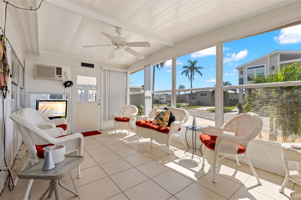 For Sale: $137,000 (2 beds, 2 baths, 1128 Square Feet)