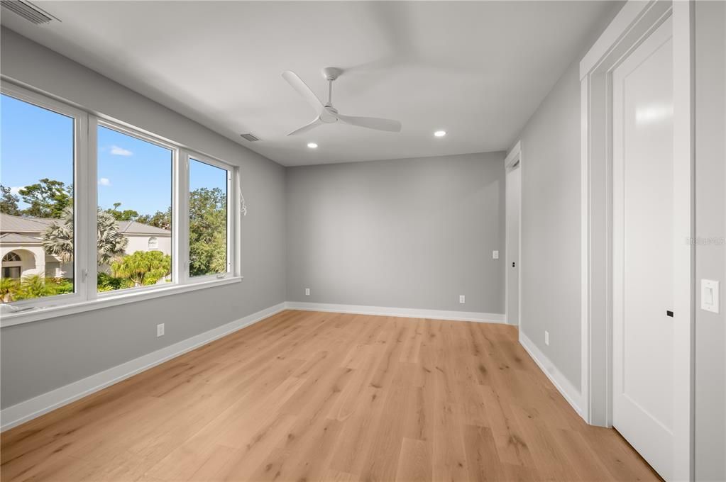 For Sale: $4,699,999 (5 beds, 4 baths, 4000 Square Feet)