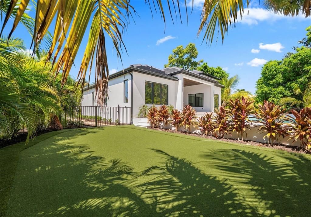 For Sale: $4,699,999 (5 beds, 4 baths, 4000 Square Feet)