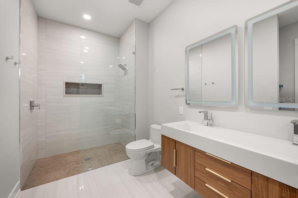 For Sale: $4,699,999 (5 beds, 4 baths, 4000 Square Feet)